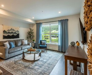 Una Smart TV, libros, una oficina