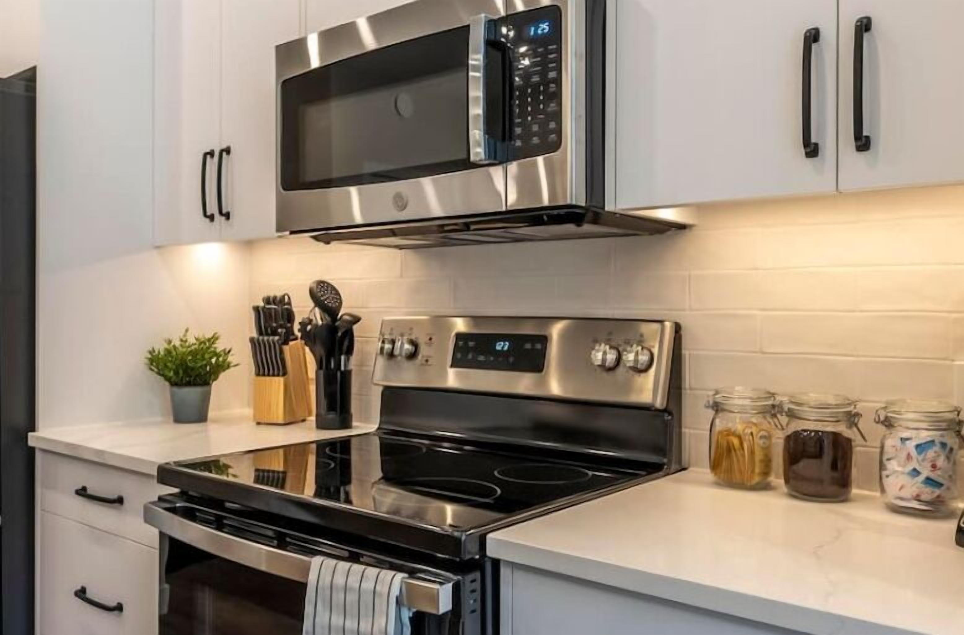 Een koelkast, een microgolfoven, een oven, een kookplaat