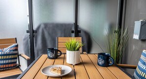 Dining - Rivers Edge | Mtn Views | AC | BBQ | King Bed (Golden)