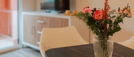 Ett matbord med en vas med blommor.