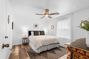 3 bedrooms, iron/ironing board, free WiFi, bed sheets - Welcome to Mountain View Escape - No house guests without prior approval from host. (Albuquerque)