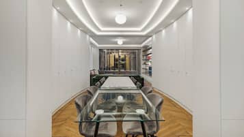 House | In-room dining