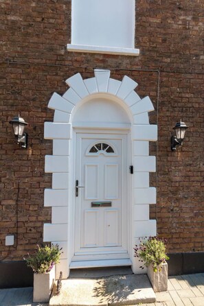 Exterior detail - Dreamland Cottage Margate sleeps 6 by ADLIV (Margate)