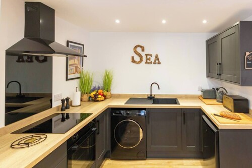 Dreamland Cottage, Margate, sleeps 6 by Adliv