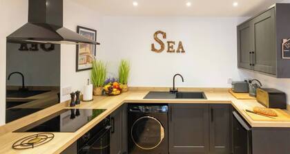 Dreamland Cottage, Margate, sleeps 6 by Adliv