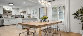 The Lyndzee-Luxury Downtown Haven, Pool, Sleeps 16