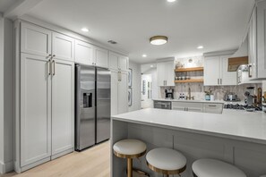 Jääkaappi, mikroaaltouuni, uuni, liesi