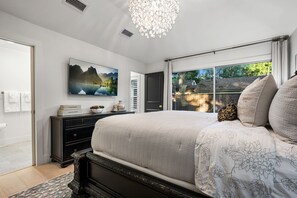 4 makuuhuonetta, silitysrauta/-lauta, vauvan matkasänky, Wi-Fi