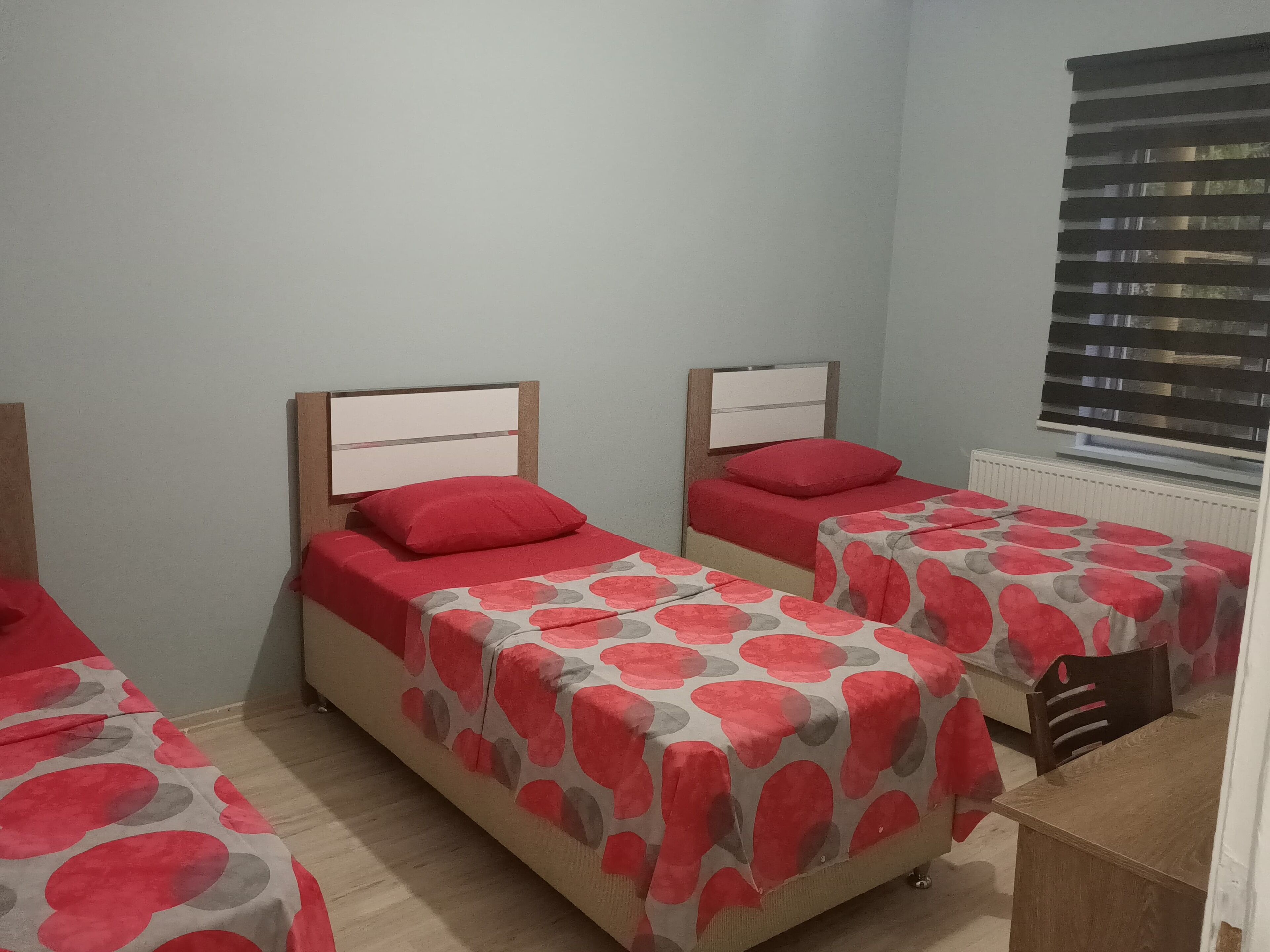 Kolmen hengen perushuone, näköala pihalle | Työpöytä, kannettavalle tietokoneelle sopiva työtila, pimennysverhot