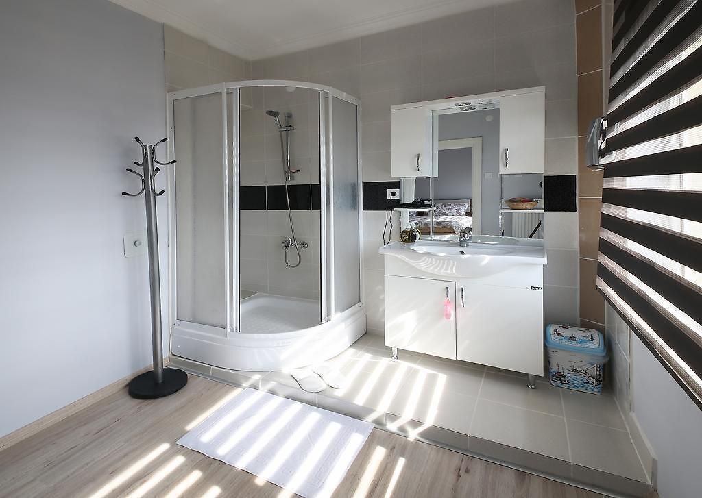 Asciugacapelli, pantofole, asciugamani, sapone