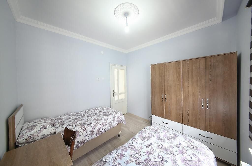 Kahden hengen perushuone (kaksi sänkyä), 2 yhden hengen sänkyä, tupakointi kielletty | Työpöytä, kannettavalle tietokoneelle sopiva työtila, pimennysverhot