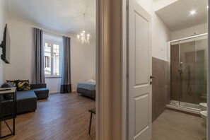 Shower, hair dryer, bidet, towels - CS Termini National Apt No. 3 (Rome)