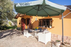 Outdoor dining - Aspromonte Yellow House (Palombaio)