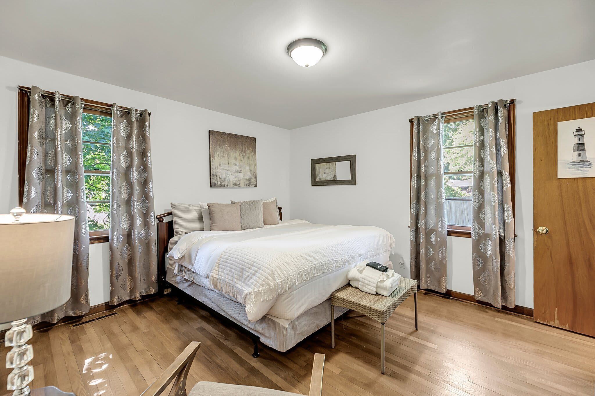 3 habitaciones, tabla de planchar con plancha, wifi y ropa de cama 