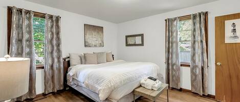 3 bedrooms, iron/ironing board, WiFi, bed sheets