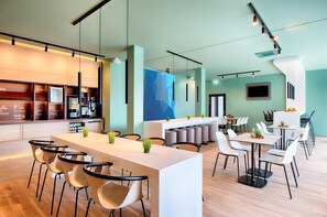 Tägliches Frühstücksbuffet (13.90 EUR pro Person)