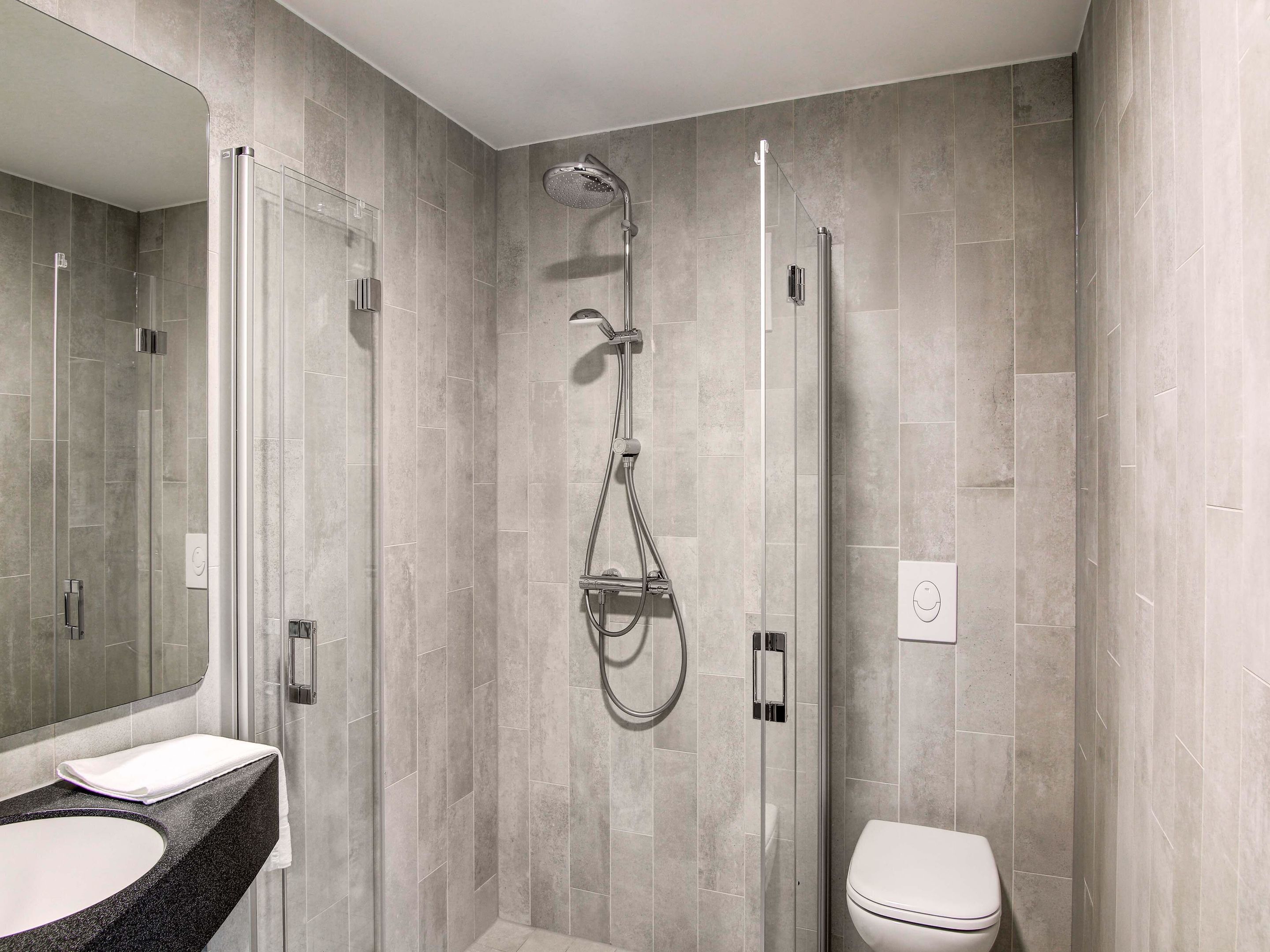 Premium-Zimmer | Badezimmer | Haartrockner, Handtücher, Seife, Shampoo