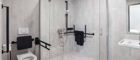 Ein modernes Badezimmer mit Duschkabine, Toilette und Waschbecken.