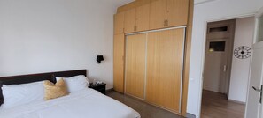 2 bedrooms, iron/ironing board, travel cot, free WiFi