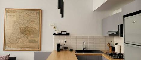 冷蔵庫、電子レンジ、コンロ、コーヒー / ティーメーカー