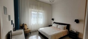 2 quartos, ferros/tábuas de passar roupa, berço de viagem