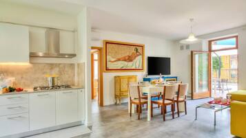 Family Apartment, 2 Bedrooms, 2 Bathrooms (Boutique Terrace Apartment In The) | Dining