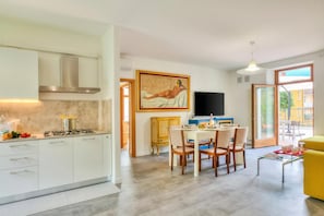 Family Apartment, Multiple Bedrooms, 2 Bathrooms (Boutique Terrace Apartment In The) | Dining