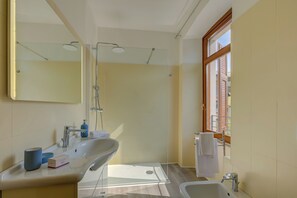 Familienapartment, Mehrere Schlafzimmer, 2 Bäder (Boutique Terrace Apartment In The) | Badezimmer | Dusche, Haartrockner, Bidet, Handtücher