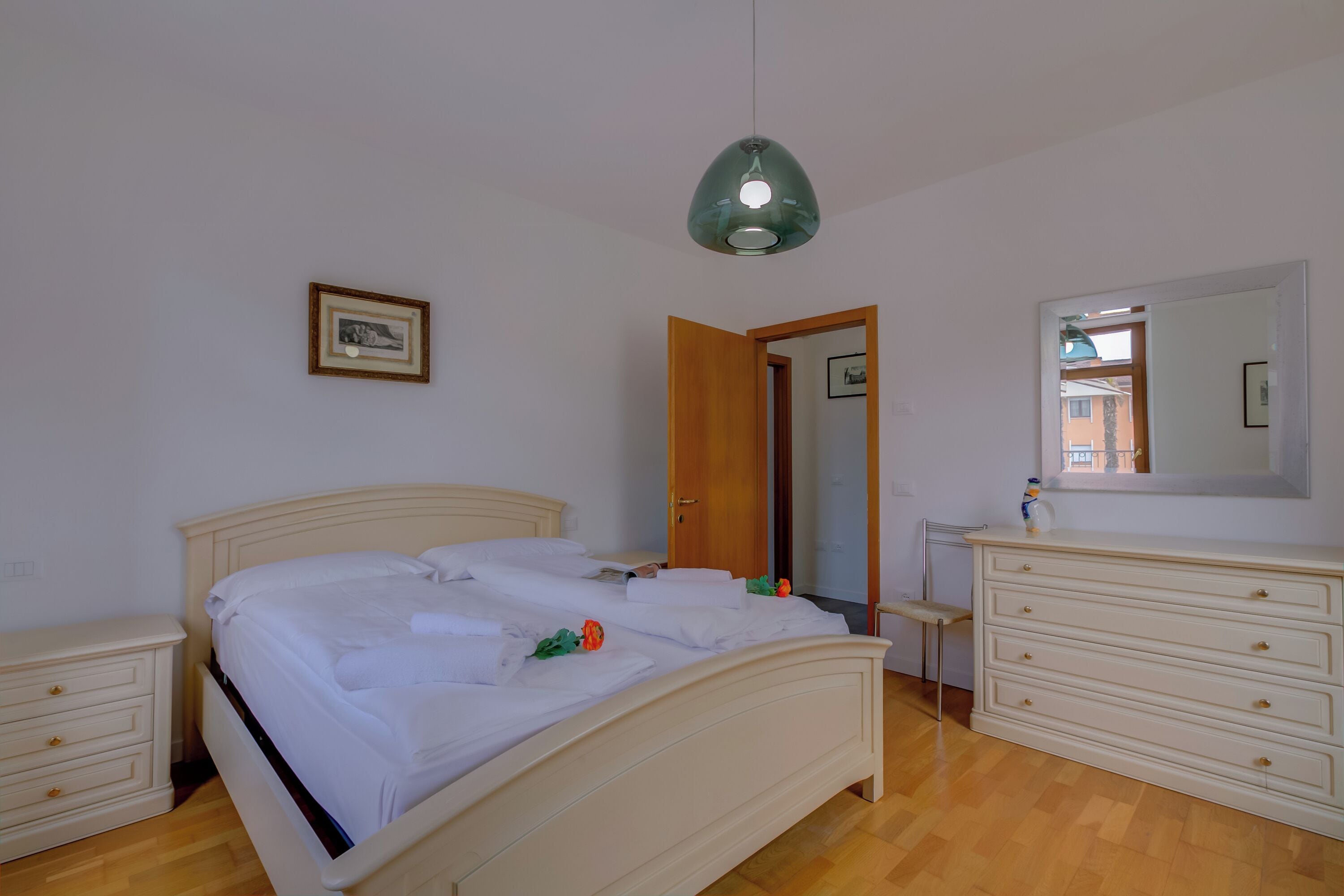 Familjelägenhet - flera sovrum - 2 badrum (Boutique Terrace Apartment In The) | 2 sovrum, gratis wi-fi och sängkläder