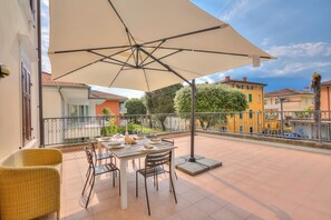 Outdoor dining - Boutique Terrace Apartment In The Center (Riva del Garda)