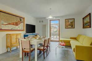 Family Apartment, 2 Bedrooms, 2 Bathrooms (Boutique Terrace Apartment In The) | Ruang tamu