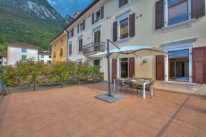 Familienapartment, Mehrere Schlafzimmer, 2 Bäder (Boutique Terrace Apartment In The) | Speisen im Freien