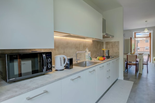 Appartement Familial, 2 chambres, 2 salles de bains (Boutique Terrace Apartment In The) | Cuisine privée | Réfrigérateur, micro-ondes, four, plaque de cuisson