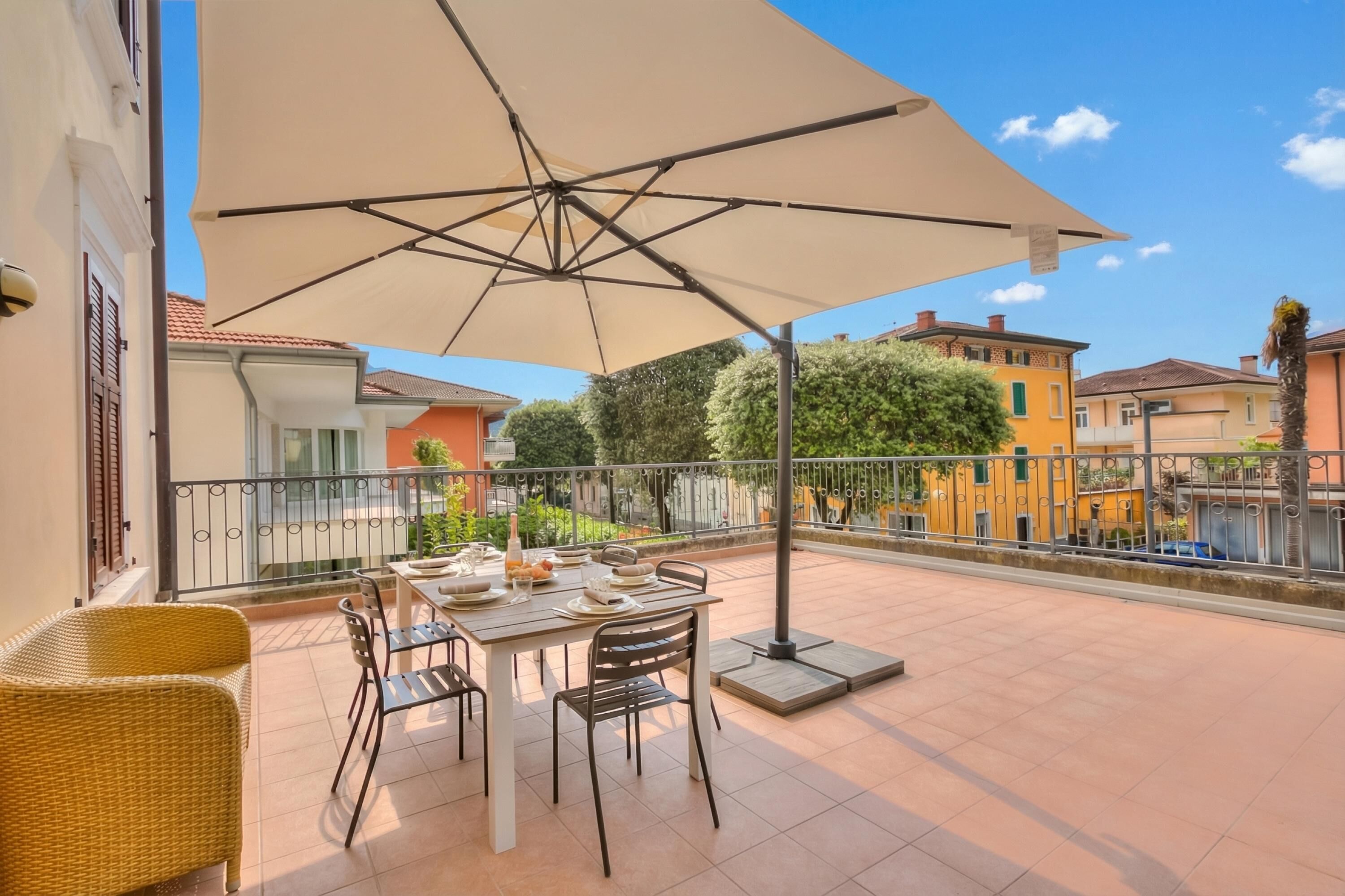 Familienapartment, Mehrere Schlafzimmer, 2 Bäder (Boutique Terrace Apartment In The) | Speisen im Freien