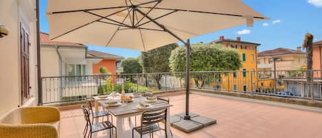 Family Apartment, Multiple Bedrooms, 2 Bathrooms (Boutique Terrace Apartment In The) | Outdoor dining