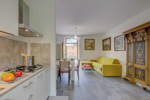 Familienapartment, Mehrere Schlafzimmer, 2 Bäder (Boutique Terrace Apartment In The) | Innenbereich
