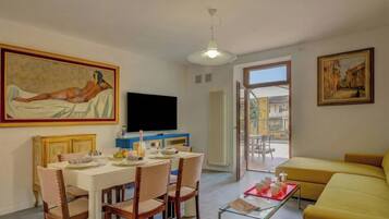 Family Apartment, 2 Bedrooms, 2 Bathrooms (Boutique Terrace Apartment In The) | Living area