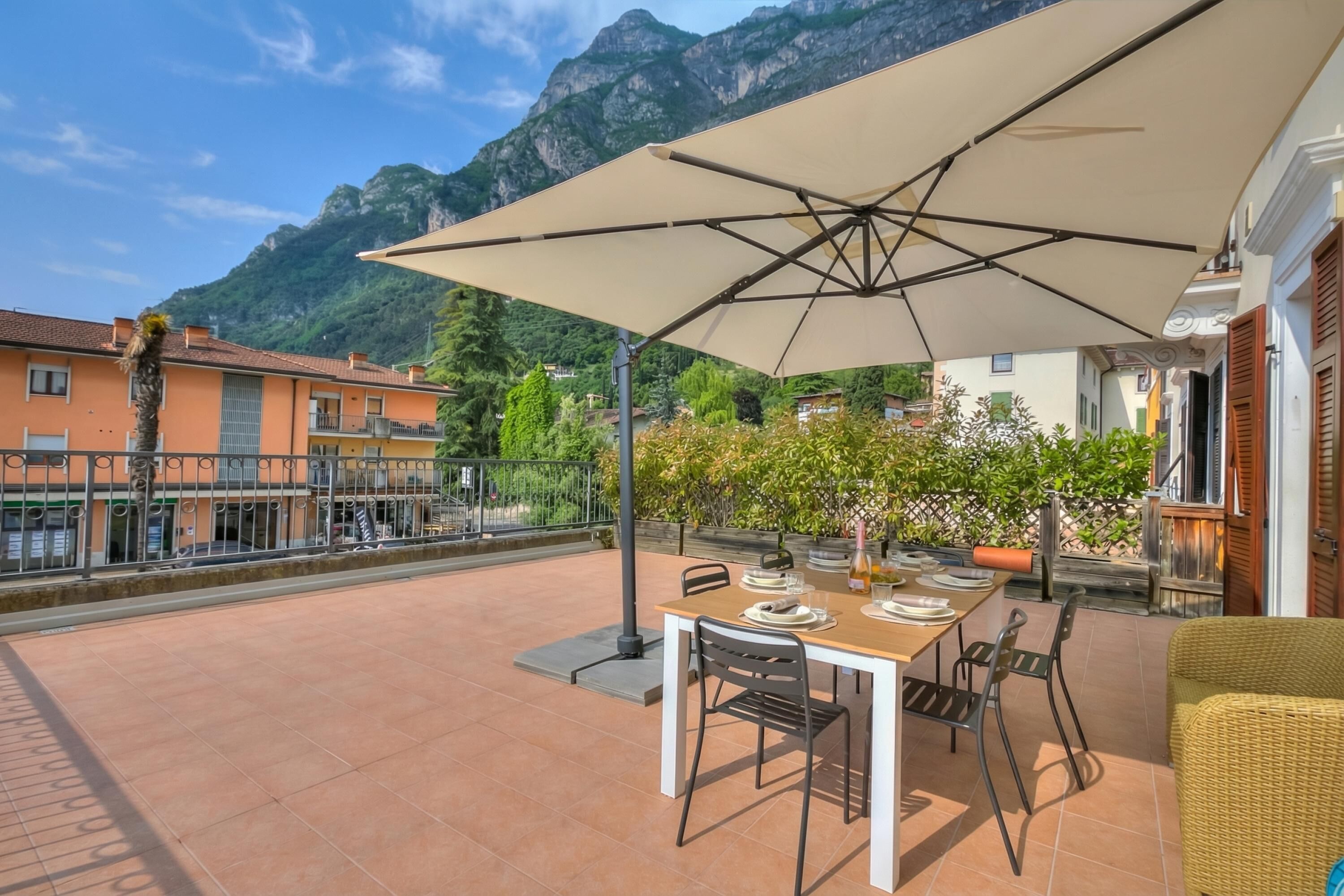 Familienapartment, Mehrere Schlafzimmer, 2 Bäder (Boutique Terrace Apartment In The) | Speisen im Freien