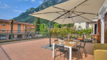 Family Apartment, 2 Bedrooms, 2 Bathrooms (Boutique Terrace Apartment In The) | Outdoor dining
