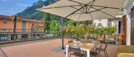 Familienapartment, Mehrere Schlafzimmer, 2 Bäder (Boutique Terrace Apartment In The) | Speisen im Freien