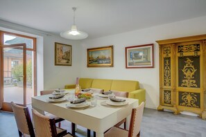 Family Apartment, Multiple Bedrooms, 2 Bathrooms (Boutique Terrace Apartment In The) | Dining