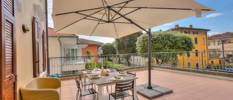 ファミリー アパートメント ベッドルーム (複数) 2 バスルーム (Boutique Terrace Apartment In The) | 屋外ダイニングエリア