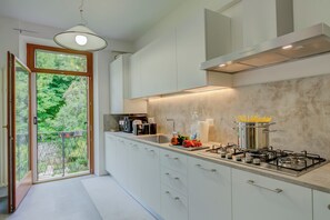 Appartement Familial, 2 chambres, 2 salles de bains (Boutique Terrace Apartment In The) | Cuisine privée | Réfrigérateur, micro-ondes, four, plaque de cuisson