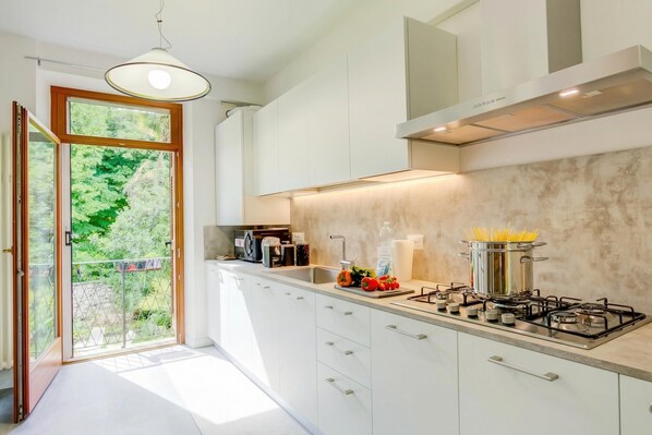 Family Apartment, 2 Bedrooms, 2 Bathrooms (Boutique Terrace Apartment In The) | Private kitchen - Boutique Terrace Apartment In The Center (Riva del Garda)