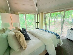 2 habitaciones, escritorio y tabla de planchar con plancha 