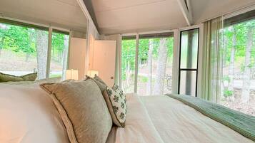 2 makuuhuonetta, työpöytä, silitysrauta/-lauta, vauvan matkasänky