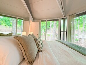 2 habitaciones, escritorio y tabla de planchar con plancha 