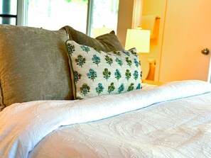 1 habitación, escritorio, tabla de planchar con plancha y cuna de viaje 