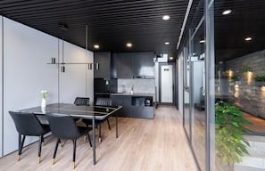 Kühlschrank, Ofen, Herdplatte, Reiskocher