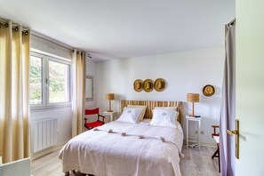 1 dormitorio y tabla de planchar con plancha